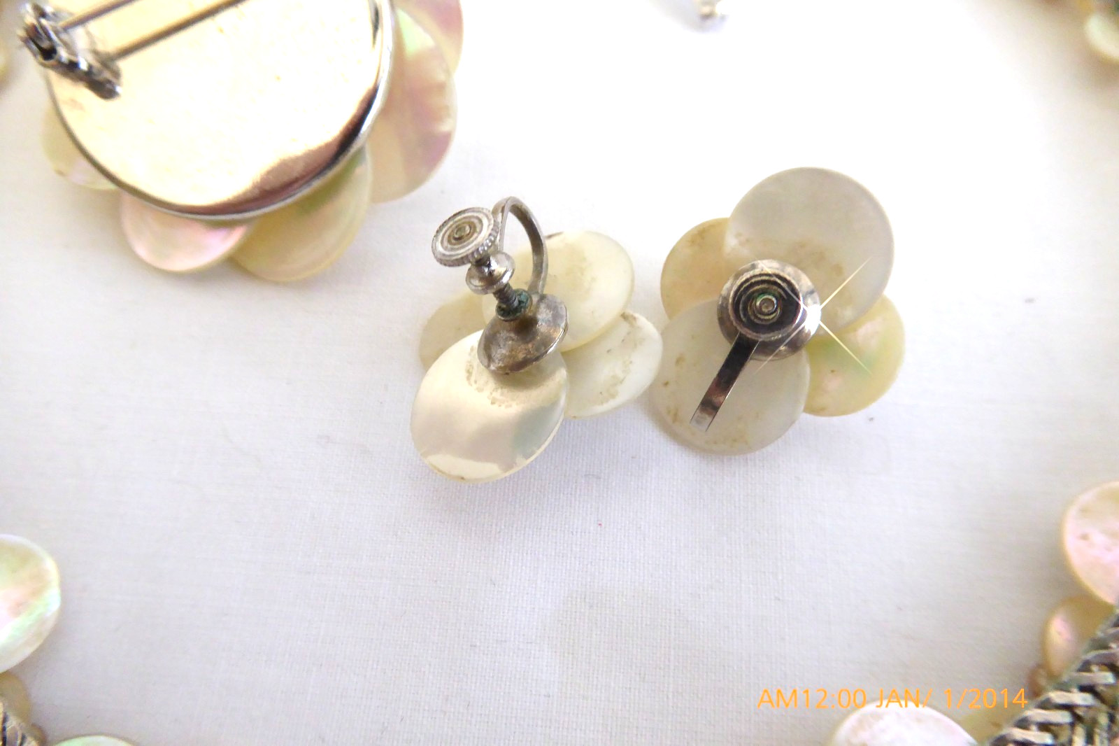 VINTAGE IRIDESCENT MOTHER OF PEARL NECKLACE, EARRINGS & BROOCH SET
