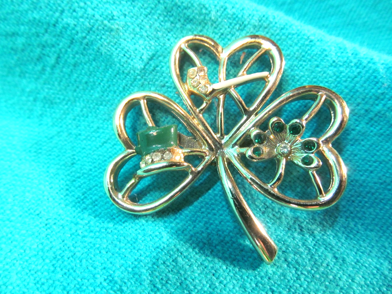 1 3/4″ IRISH SHAMROCK LEPRECHAUN HAT & PIPE SIGNED B.J. BROOCH WITH RHINESTONES