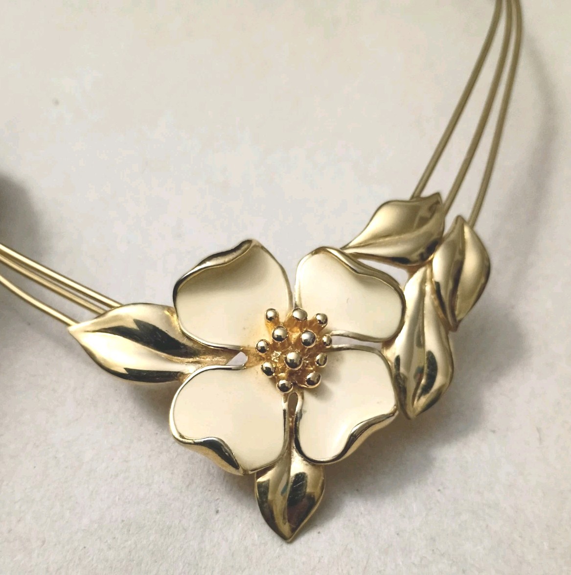 Vintage TRIFARI DOGWOOD FLOWER Choker Necklace Off White/ Cream Enamel Gold Tone