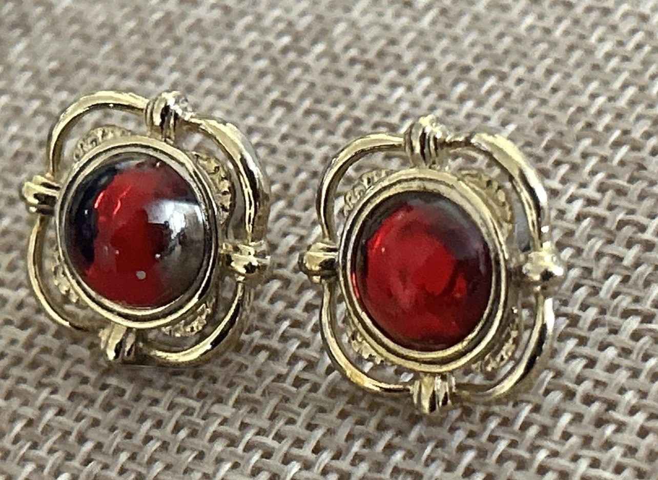 Vintage Gripoix Style Cabochon Earrings Clip On Red Gold Tone Ornate Frame VTG