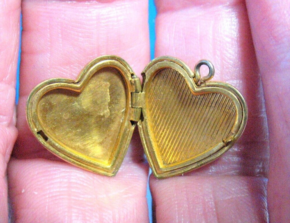 GOLD FILLED HEART LOCKET 2 FLOWERS 1.3 GRAMS 15 MM J-536