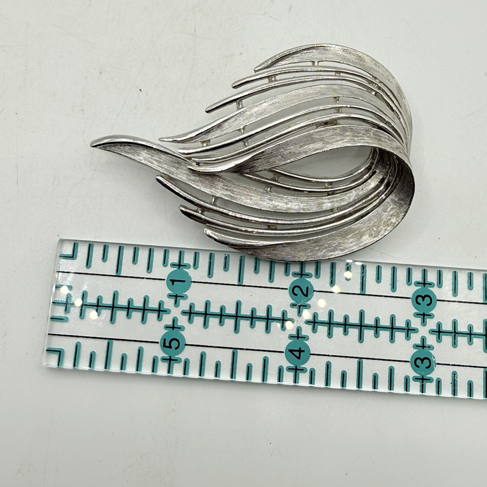 Vtg JJ Brushed Silver Tone Leaf Swirl Ribbon Brooch Pin Modern Texture Abstract