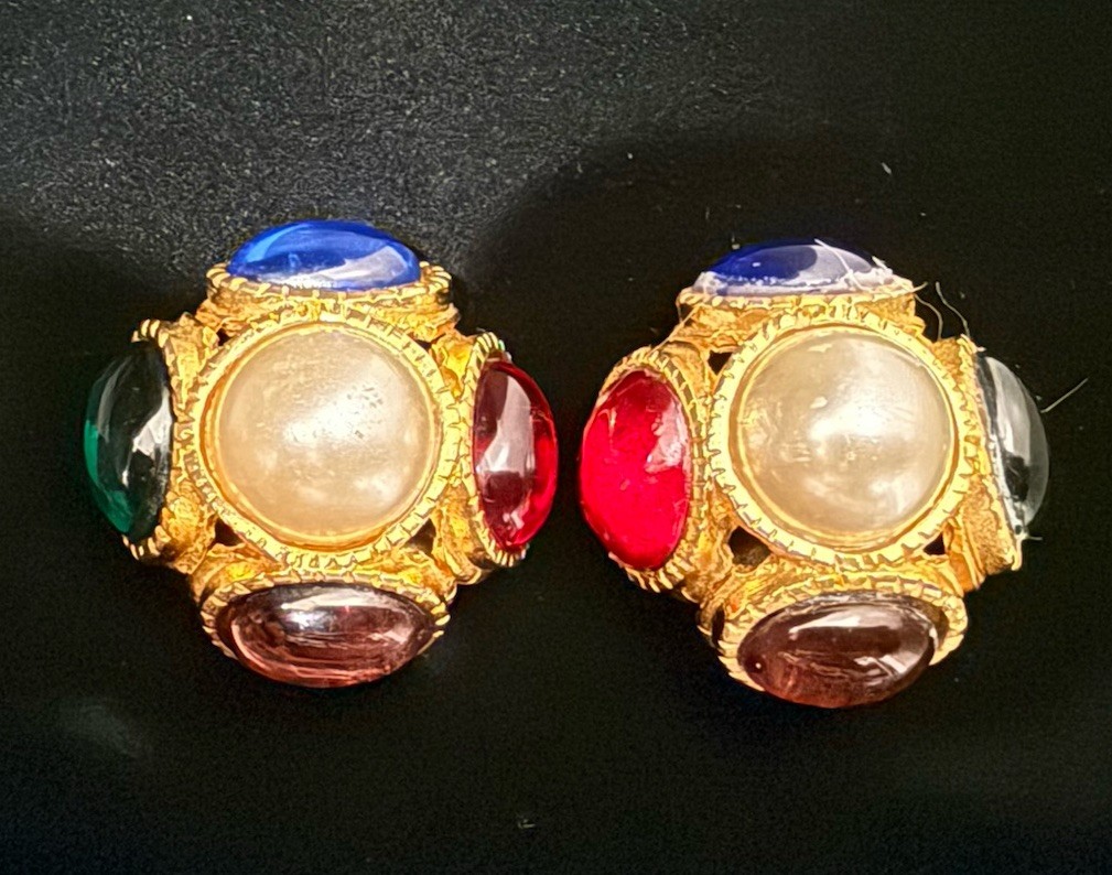 Gripoix Cabochon Mogul Glass Gold Tone Clip On Earrings