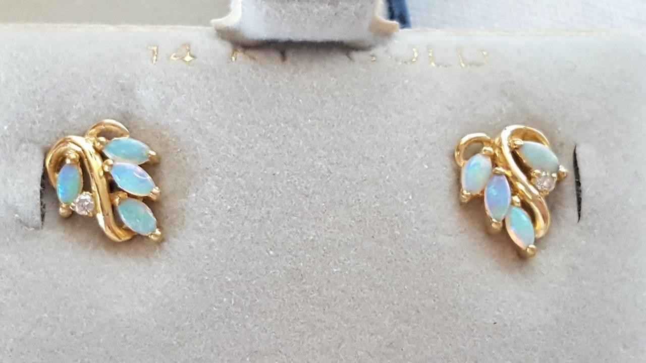 Beautiful Vintage Mint 14KT Gold OPAL LEAF Cluster Pierced Earrings Original Box