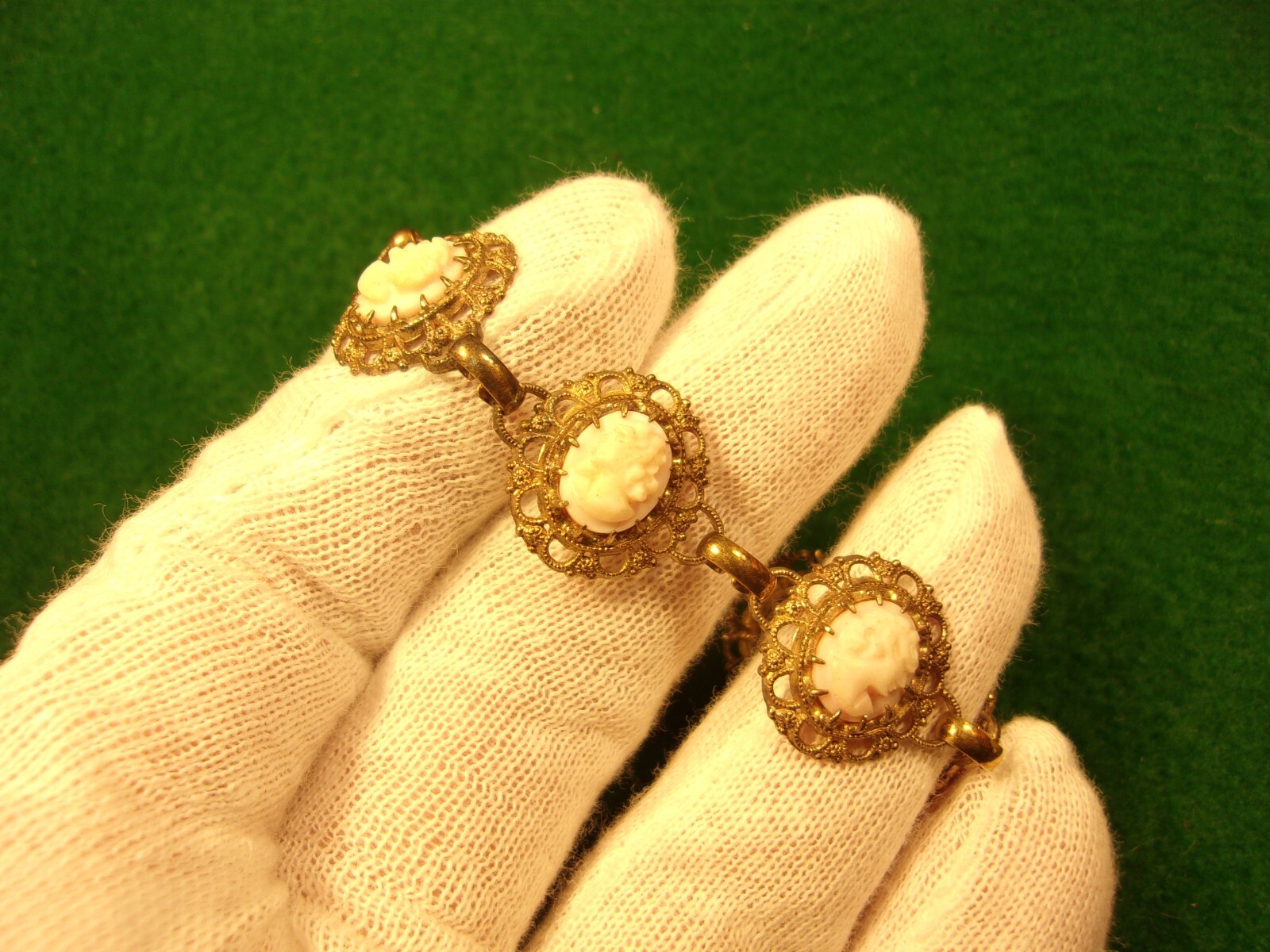 GRACEFUL VTG LADY’S YELLOW GOLD FILLED BRACELET W/VERY LIGHT PINK/WHITE CAMEOS