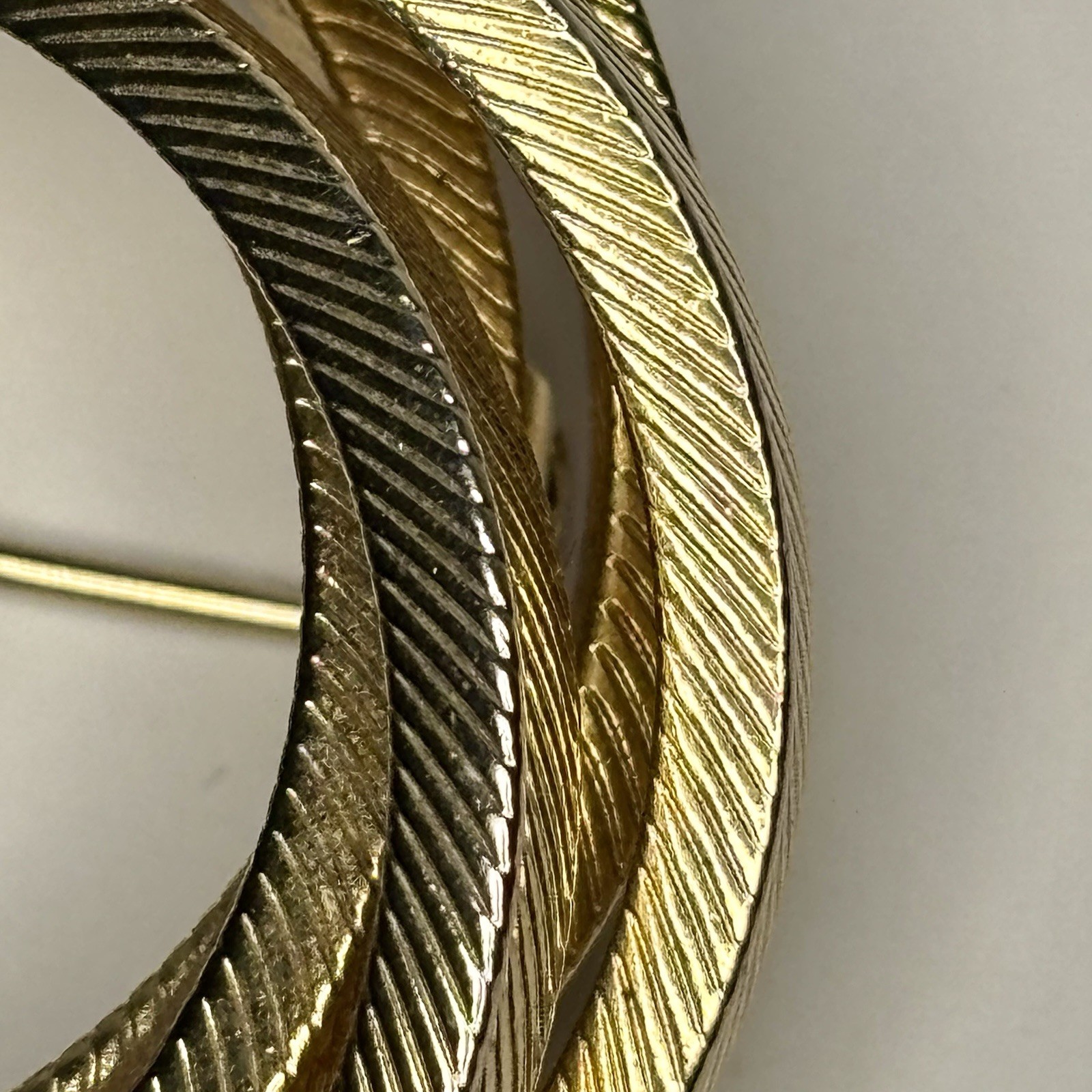 Vintage Gold Tone Textured Triple Swirl Circle Brooch Pin – Costume Jewelry