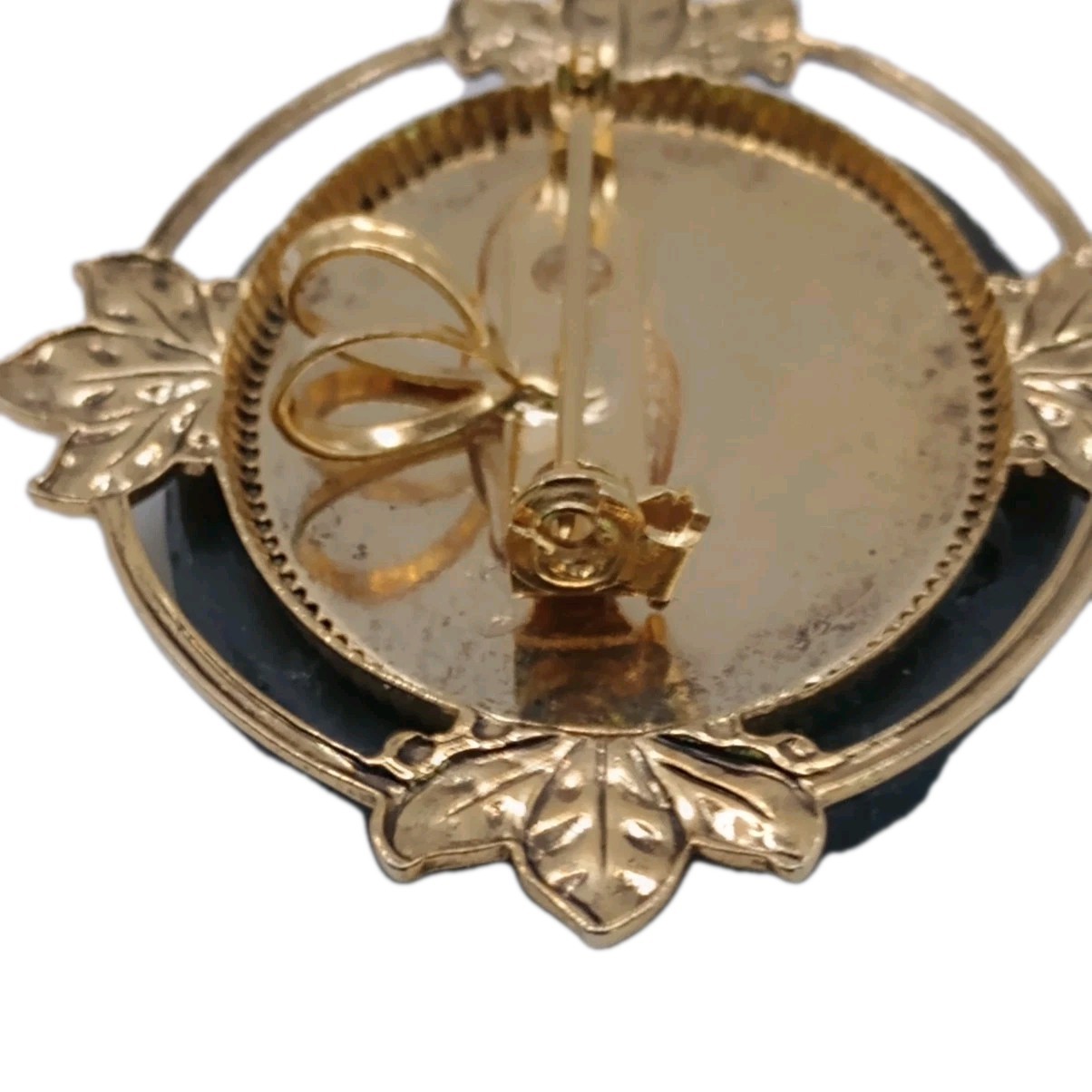 Vintage Horse & Foal Cameo Brooch Pendant White Gold Tone Leaf Frame 2 by 1 1/2