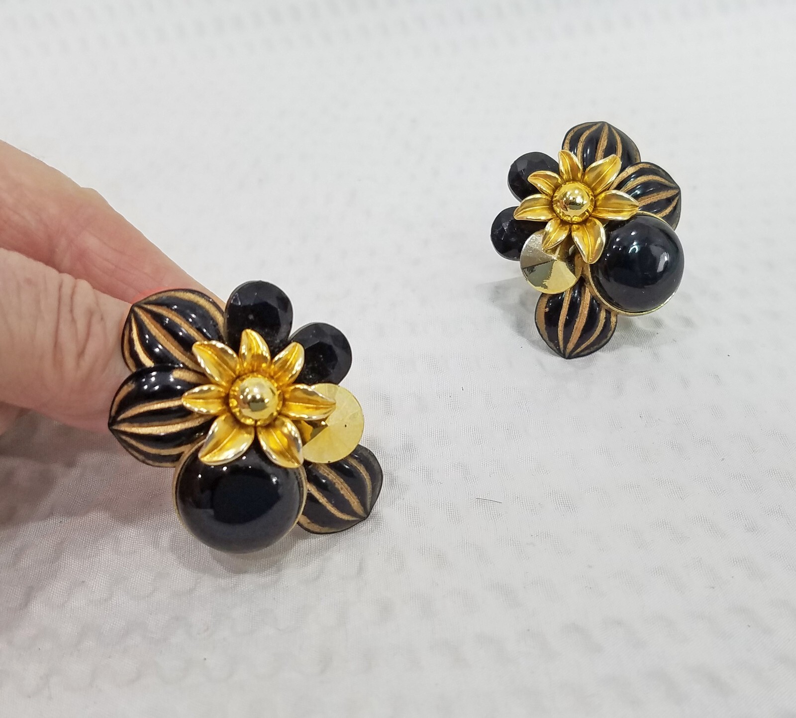 Vtg. Circa 1980s Black and Gold Tone Floral Cluster Clip-On Statement Earrings