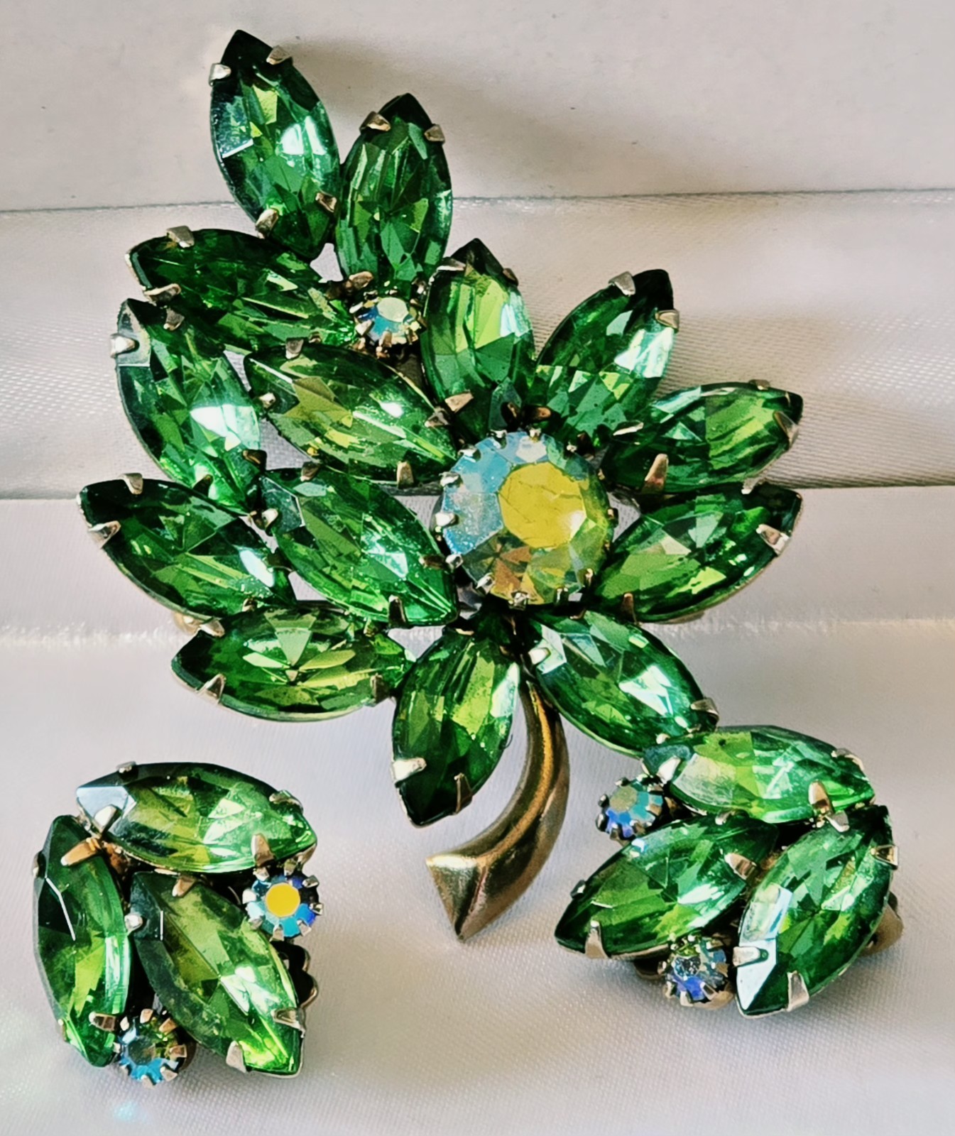 JULIANA STYLE EMERALD GREEN MARQUISE RHINESTONES/IRIDESCENT BROOCH & EARRINGS