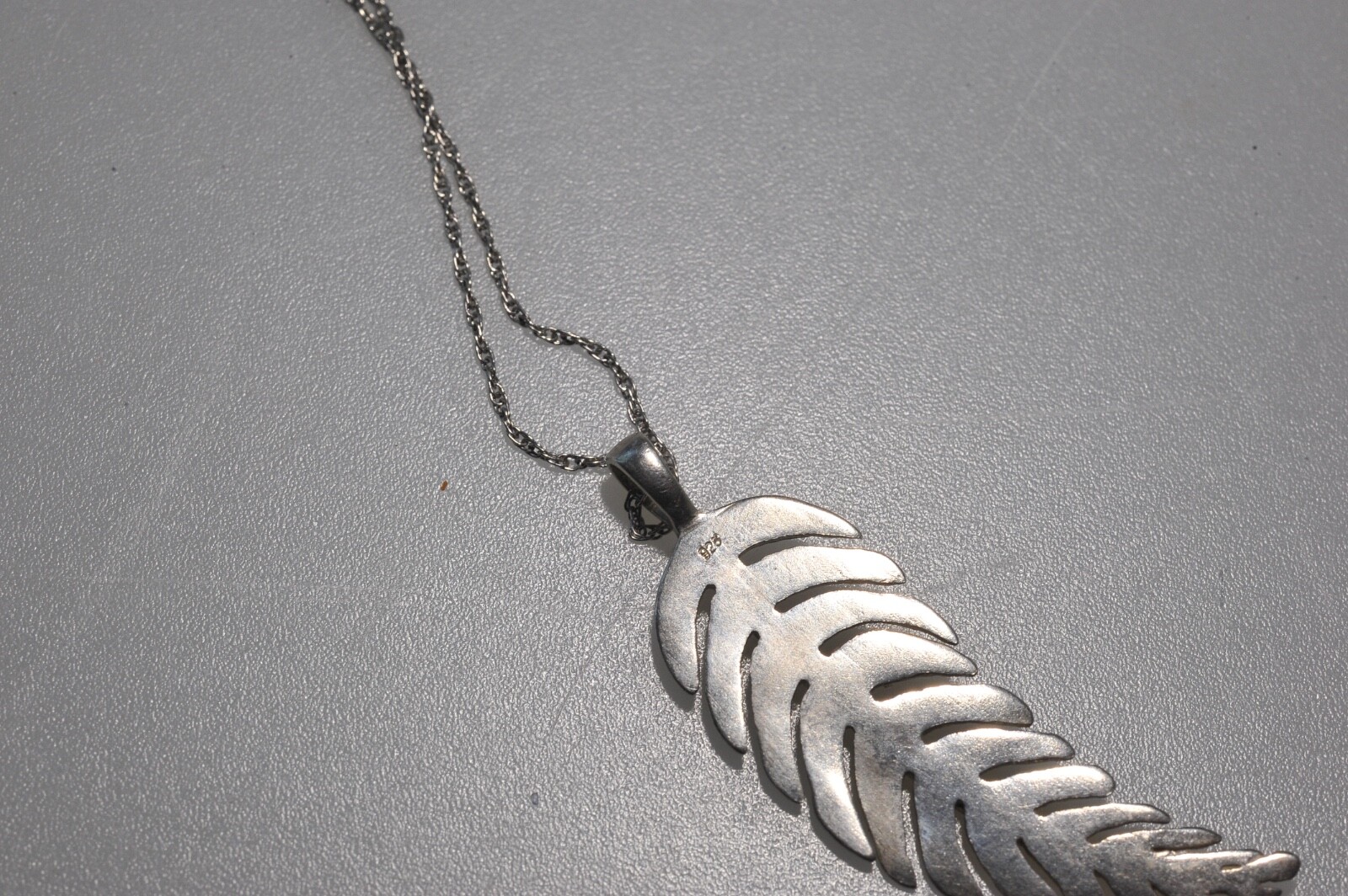 vtg 925 sterling Silver Feather Pendant necklace Curved sw style BEAUTIFUL LF9