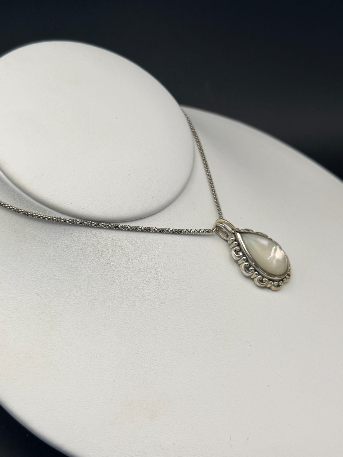Vintage Mother‑of‑Pearl Pendant Necklace – Sterling Silver (925)