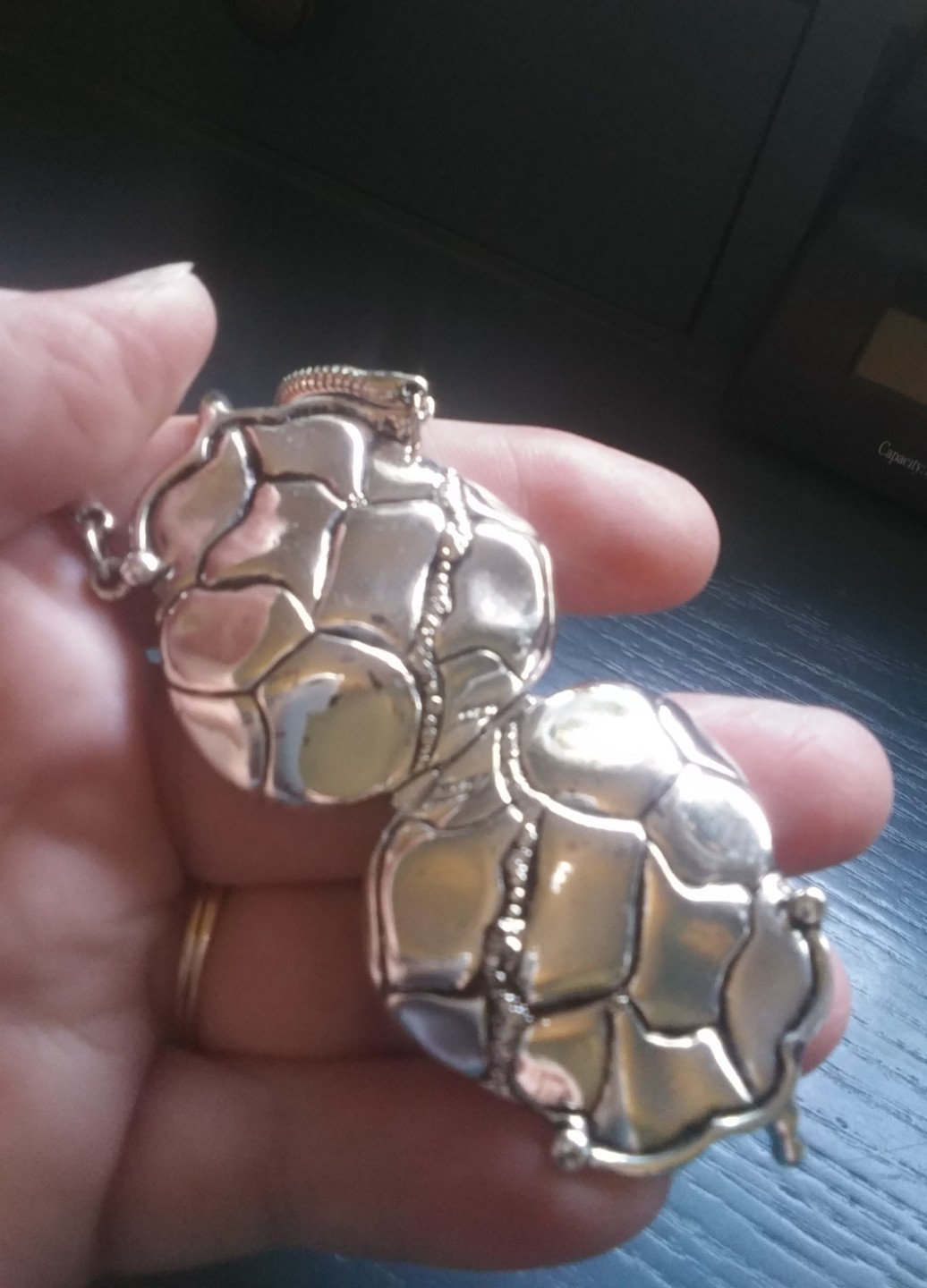 Vintage 1928 Jewelry Co Silver Tone Purse Locket Necklace. As Is J1026