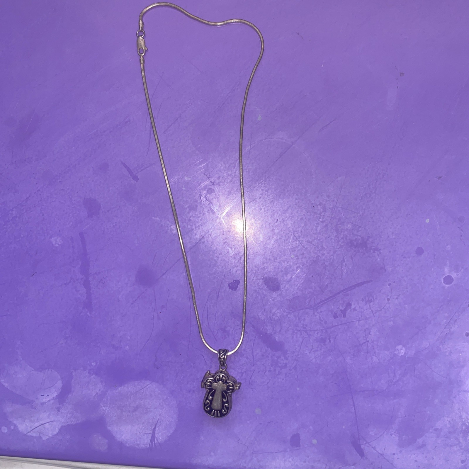 VINTAGE LADIES’ .925 PENDANT LOCKET ENGRAVED CROSS 925 CHAIN 16″ LONG