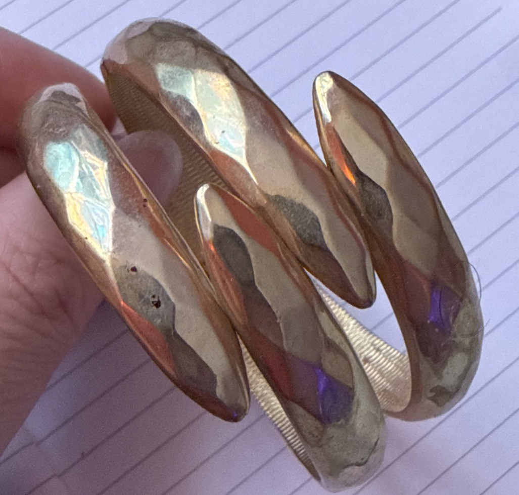 Vintage Textured Spring Snap Gold Tone Metal Contemporary Bracelet 1.4” Width