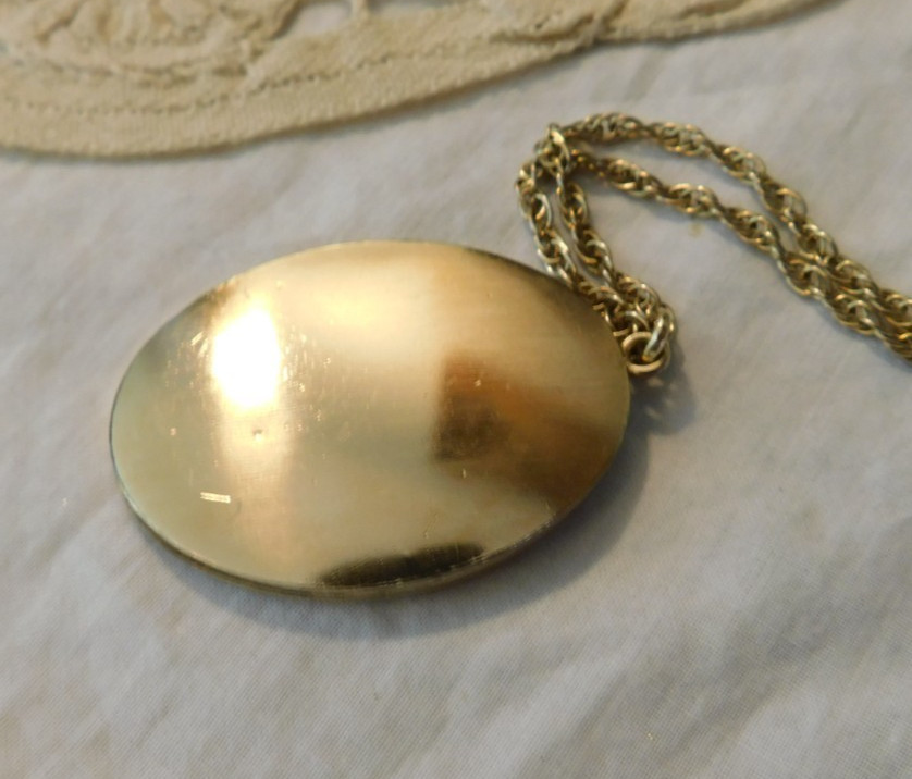 Winard Vintage 12K Gold filled Photo Locket Necklace 16 grams