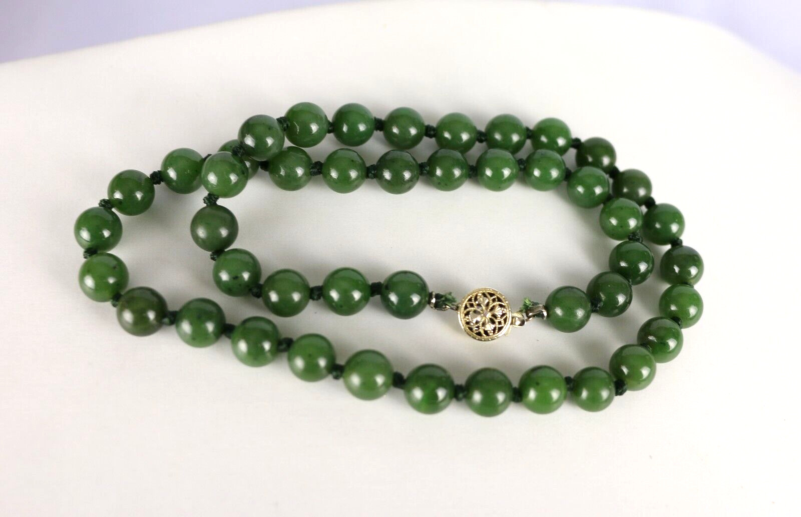 LOVELY VINTAGE SILVER CLASP 8MM GREEN JADE BEAD NECKLACE 17.5″ LONG