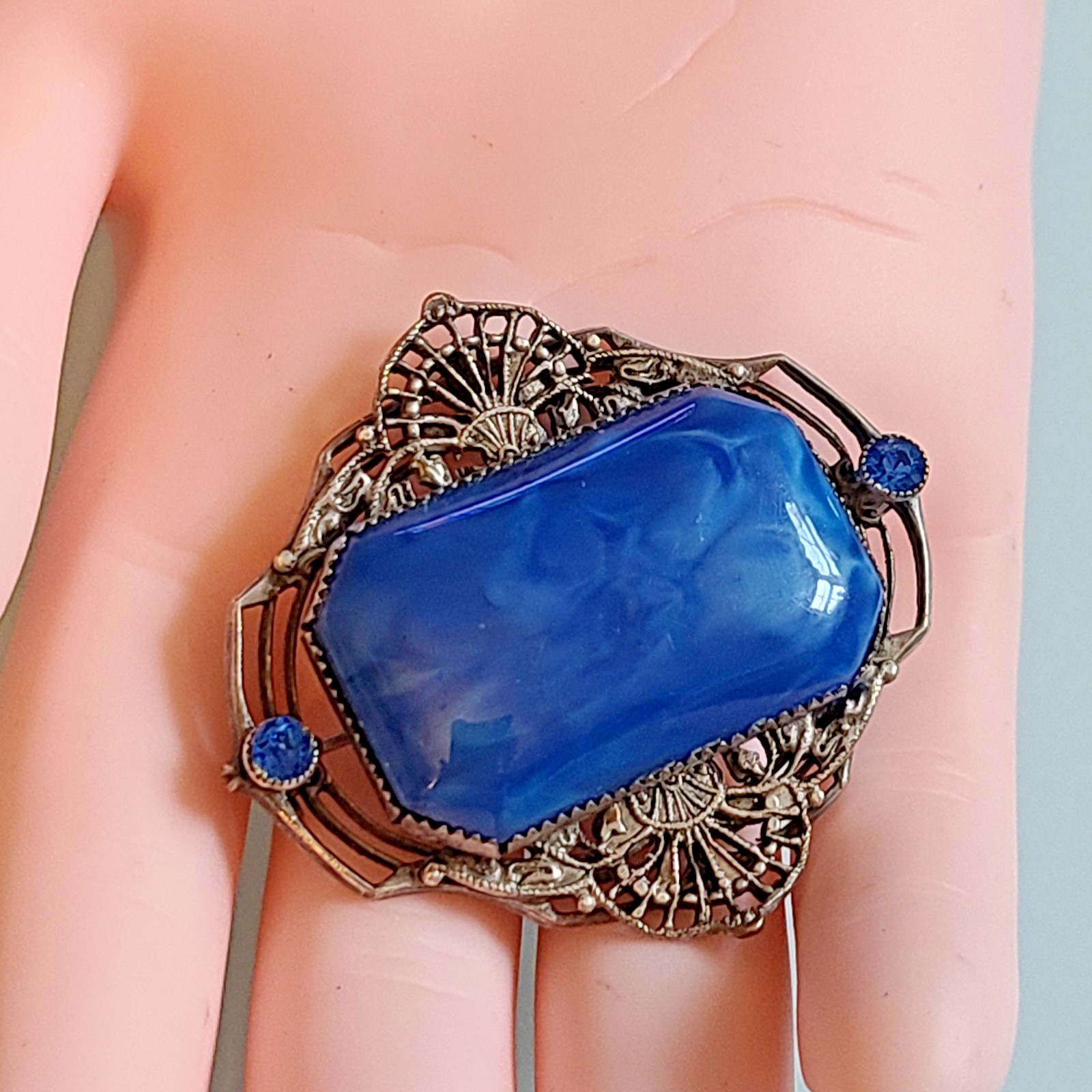 Art Deco era (circa 1920s–1930s) filigree sash pin or brooch GORGEOUS BLUE 1 3/4