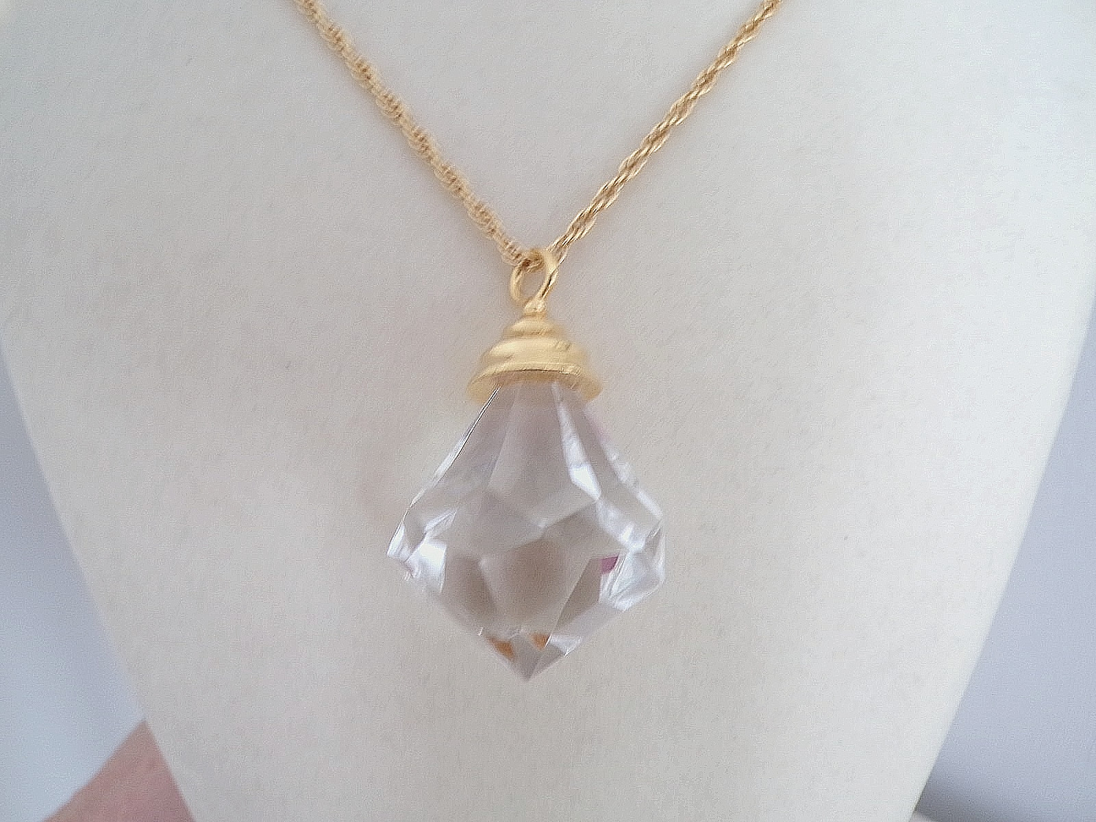 Vintage Gold Tone Clear Lucite Acrylic Faux Diamond Crystal Pendant Necklace 28″