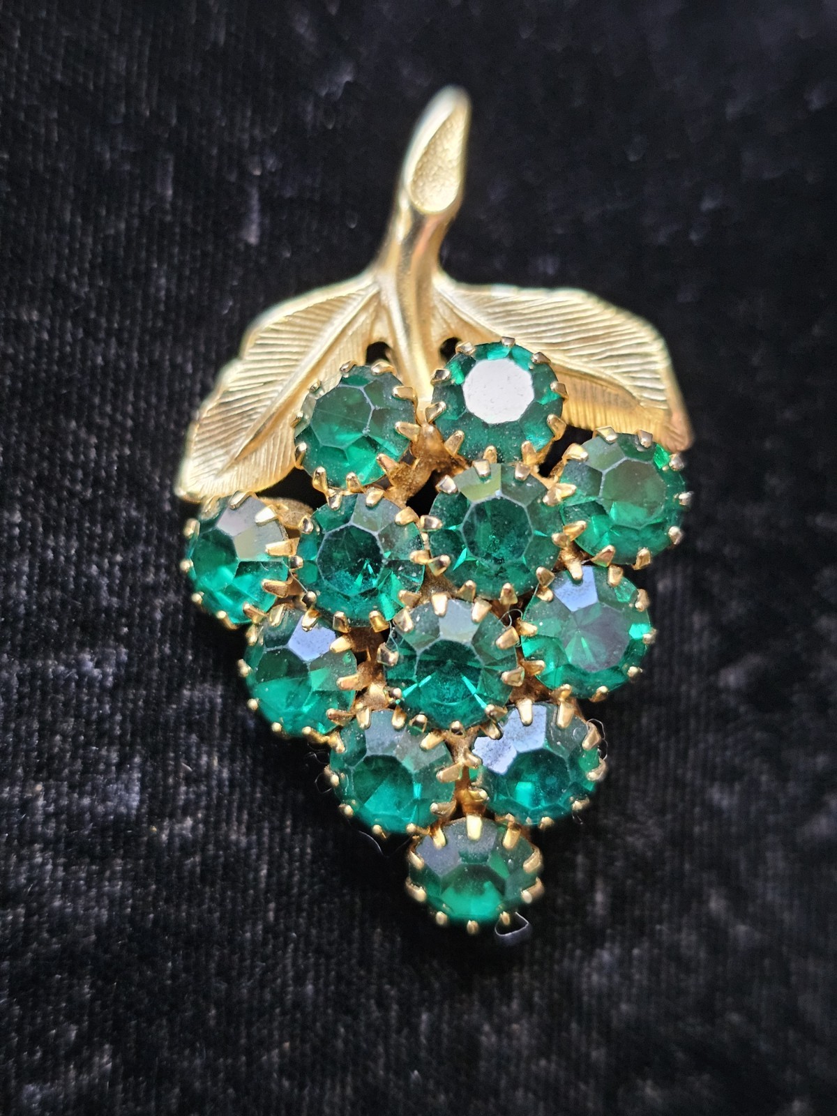 Estate Grape Cluster Brooch Green Rhinestones Gold Tone Prong Set Mcm Pin
