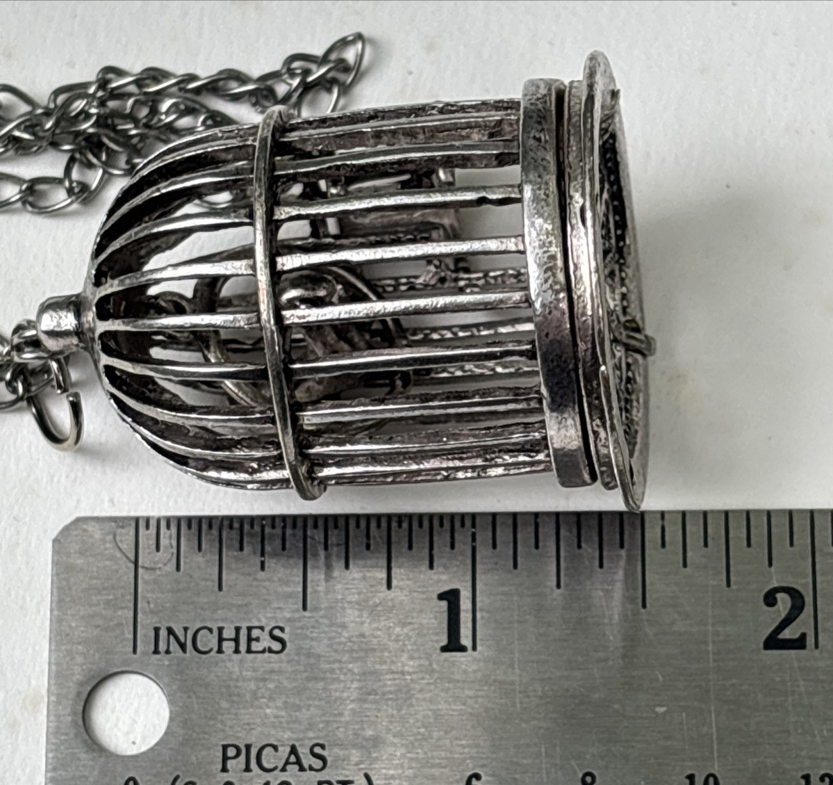 ESTATE VINTAGE SILVER TONE BIRD CAGE PENDANT ON CHAIN NECKLACE 30″ ARTICULATED