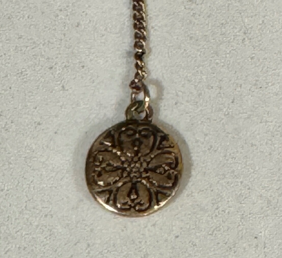 Neat Vintage 15-17″ Gold Tone Lariat Necklace with Charm & Rhinestones