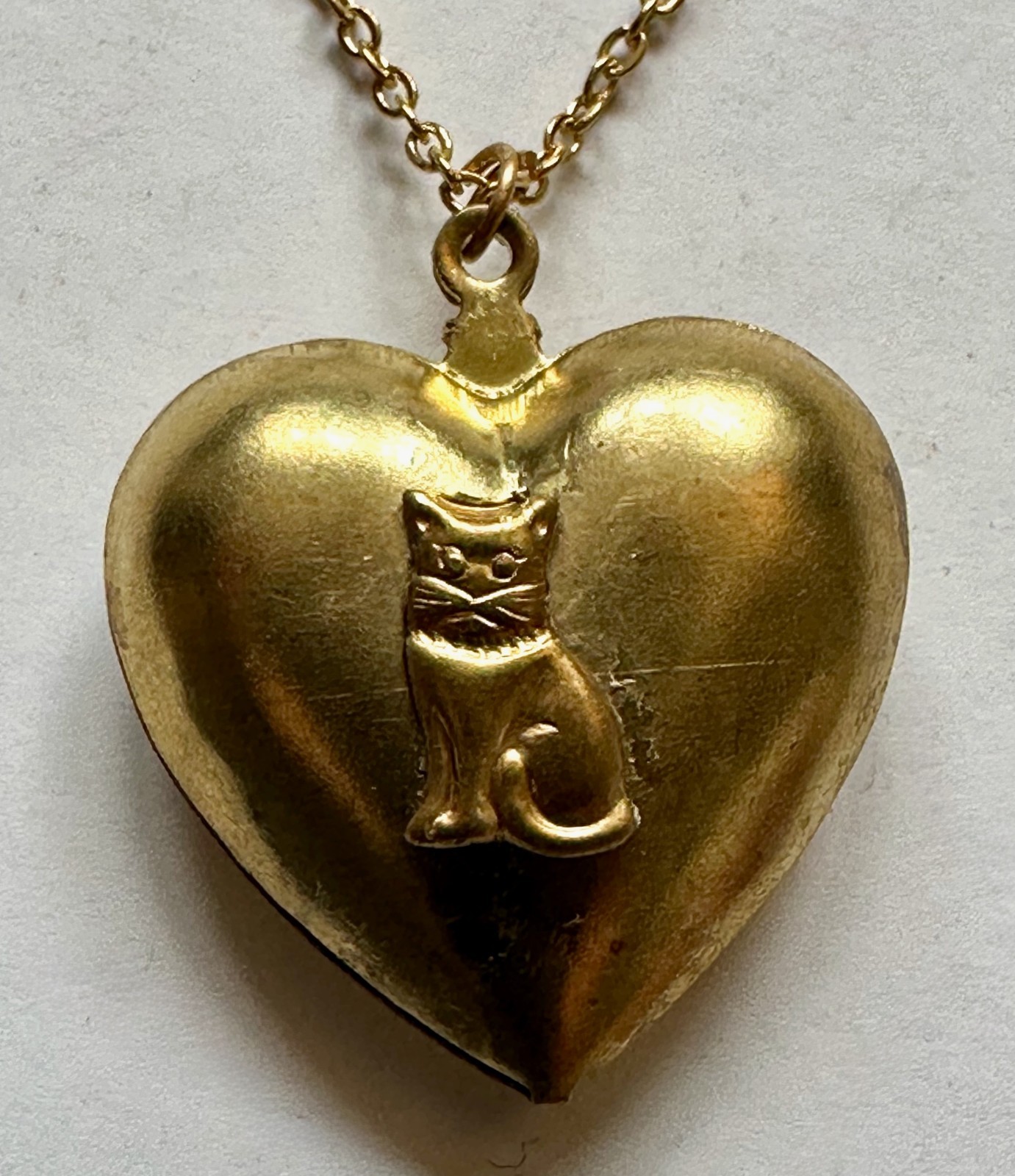 VINTAGE HEART PUFF BRASS W SMALL CAT PENDANT 1″ NECKLACE 20″ Gold Plated
