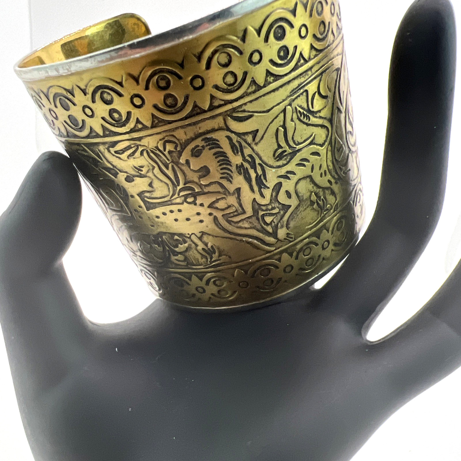 Vtg Amy Kahn Russell Cuff Bracelet Story Teller Hunting Scene Brutalist Signed