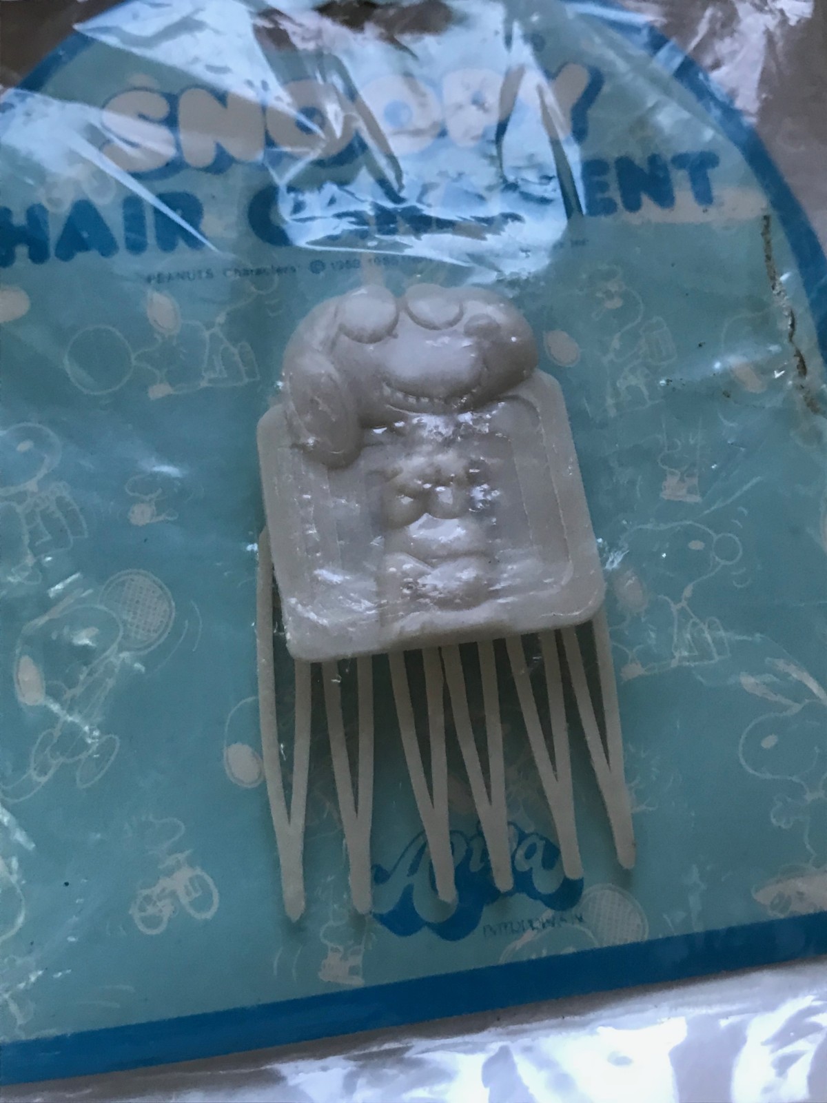 Vintage White Plastic SNOOPY Hair Comb Ornament – 1.25 x 2 an 3/8th’s inches –