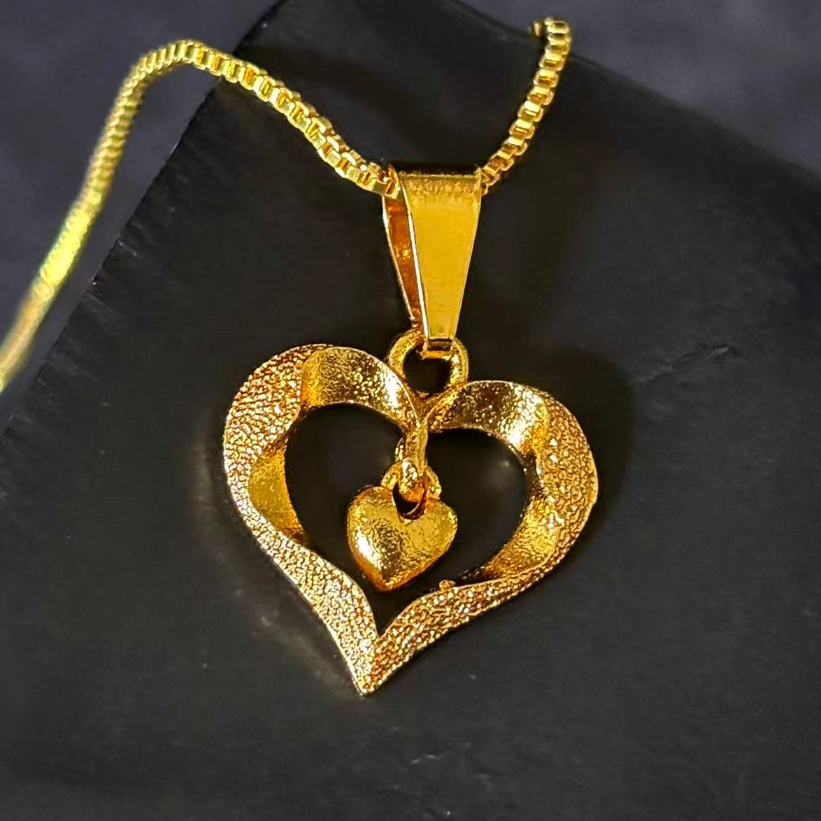 Vintage Heart Golden Pendant Necklace Gold-plated (NOT SURE) marked ‘999’