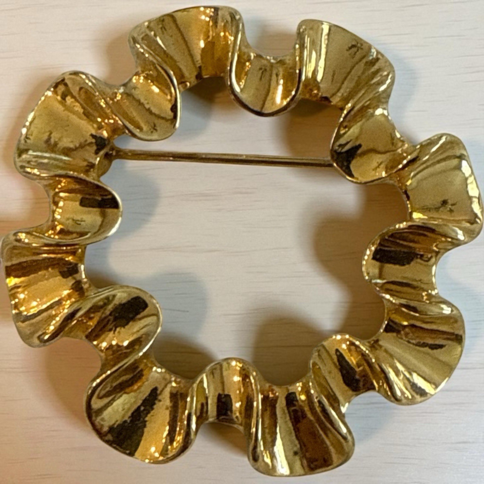 Vintage 1970’s Gold Tone Ruffle Circle Brooch-