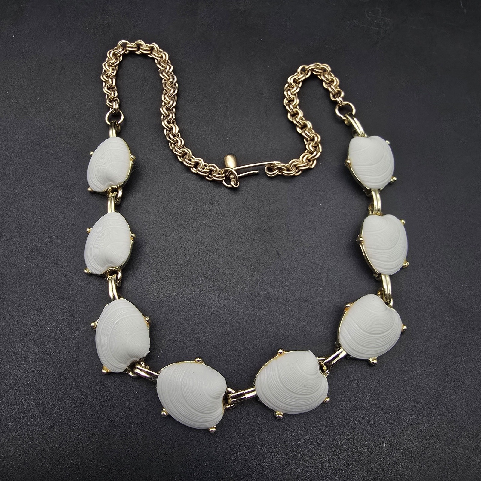 White Acrylic Sea Shell Collar Necklace Vintage Costume Jewelry Summer Beachy