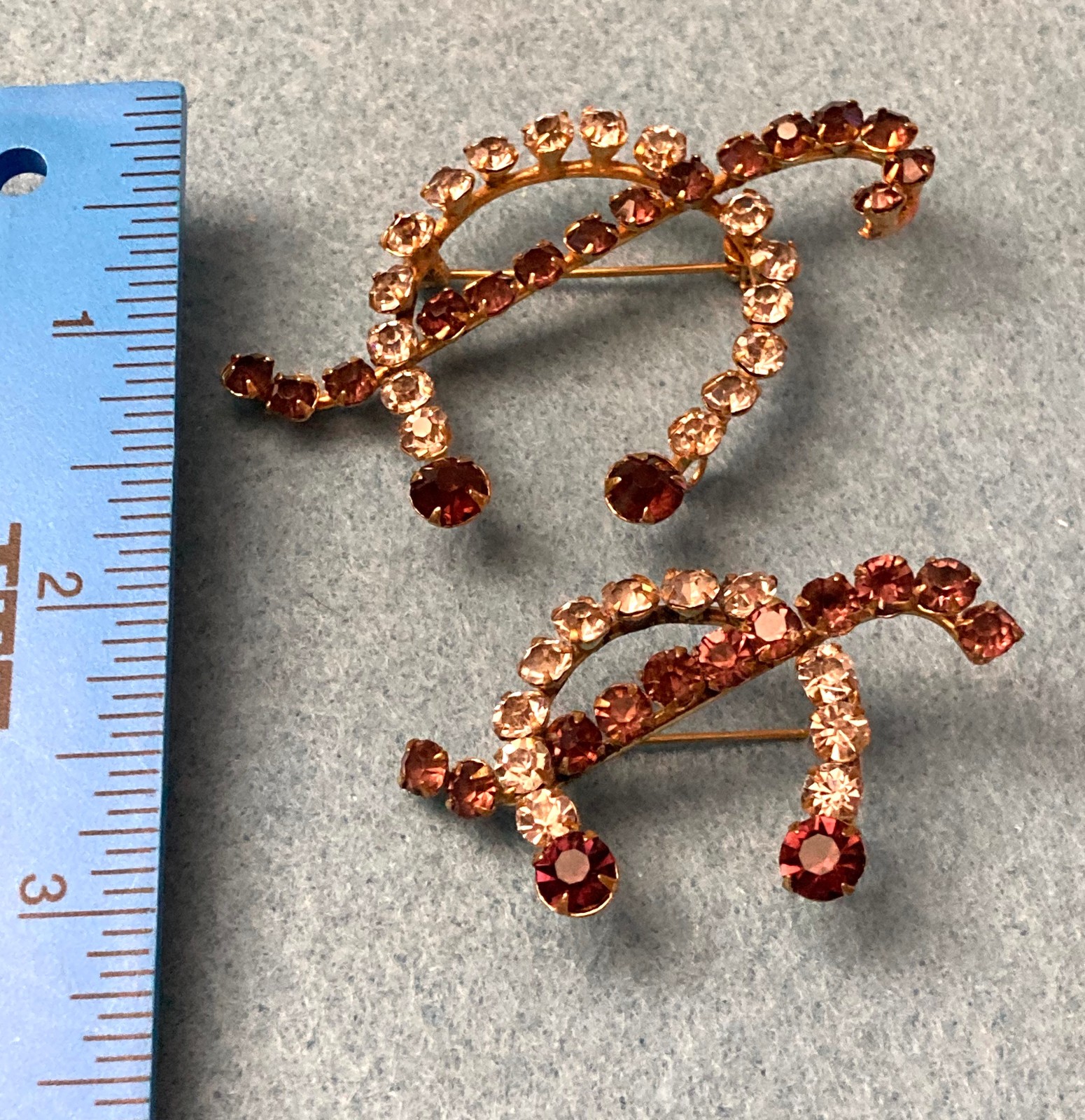 VINTAGE PAIR OF GOLD TONE RHINESTONE BROOCHES WITH BROWN AND CLEAR STONES