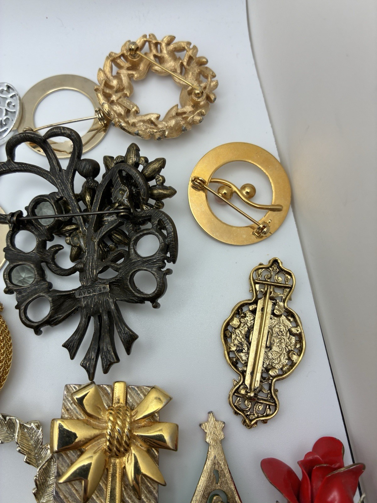 41 Piece Brooch Pin Lot Vintage Gold Signed/Unsigned 2 Missing Stones – Reseller