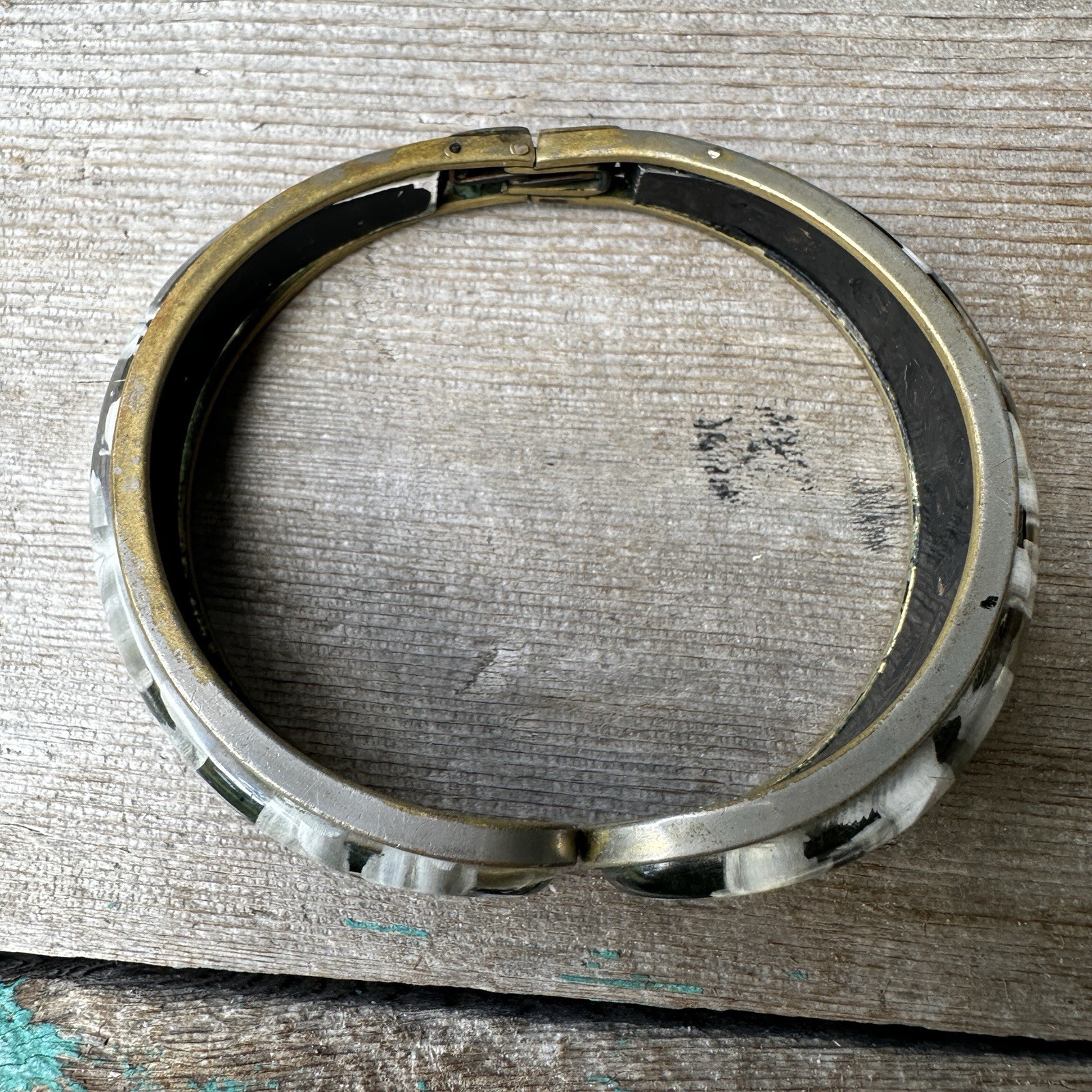 VTG Retro Cuff Clamper Bracelet Size 7 Acrylic Clear White Black Flowers Brass