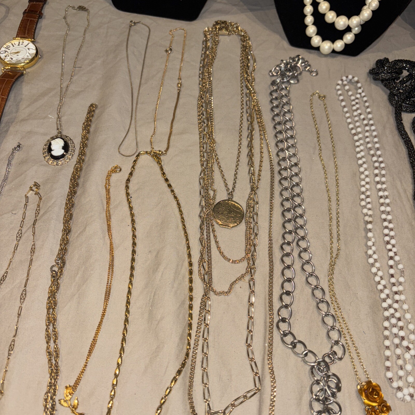 40 PIECE LOT VINTAGE COSTUME JEWELRY: NECKLACES, RINGS, PENDANTS, ETC AUCTION #8