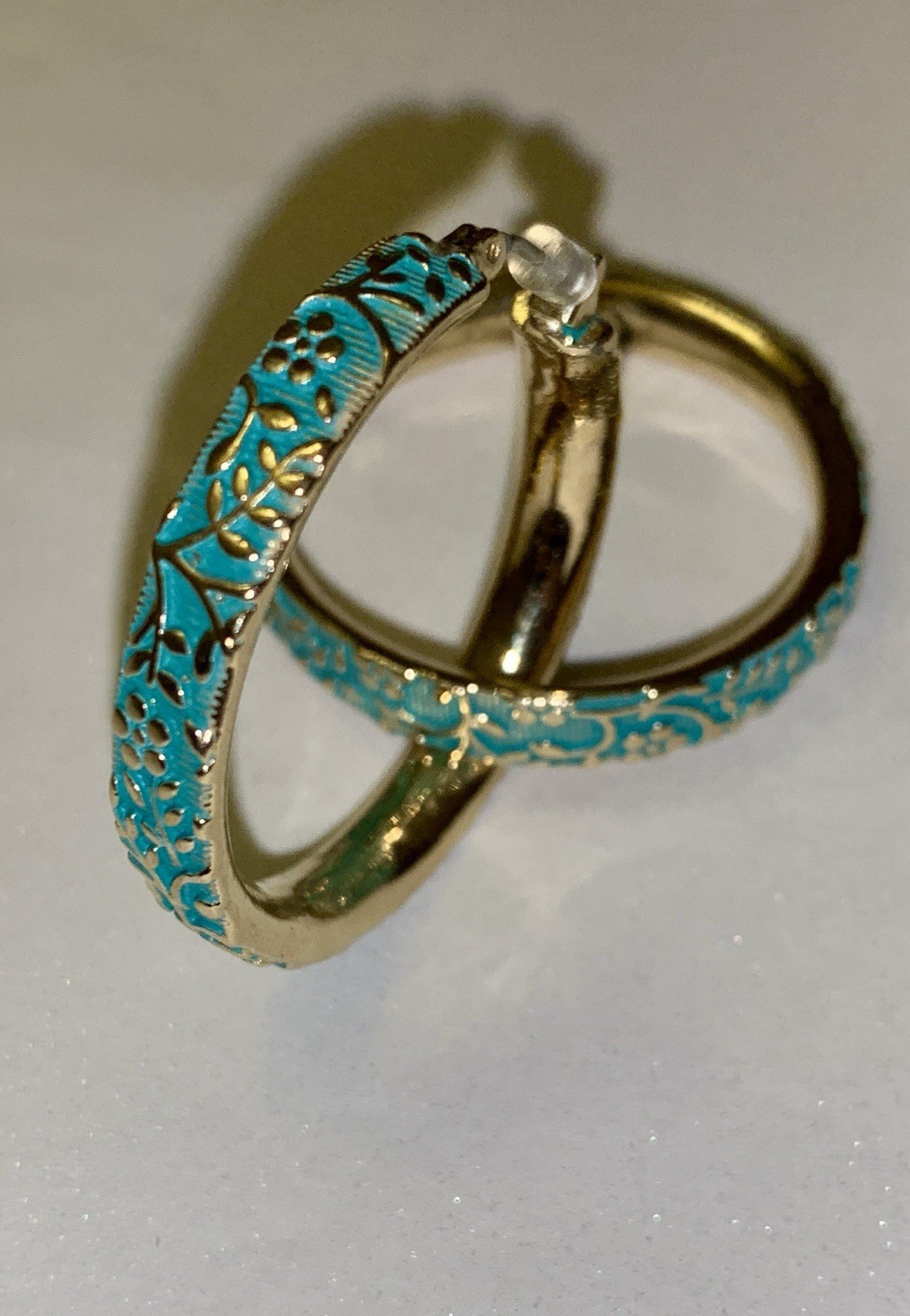 VINTAGE LIZ CLAIBORNE PIERCED SILVER FLOWERS ON LIGHT TEAL HOOP EARRINGS