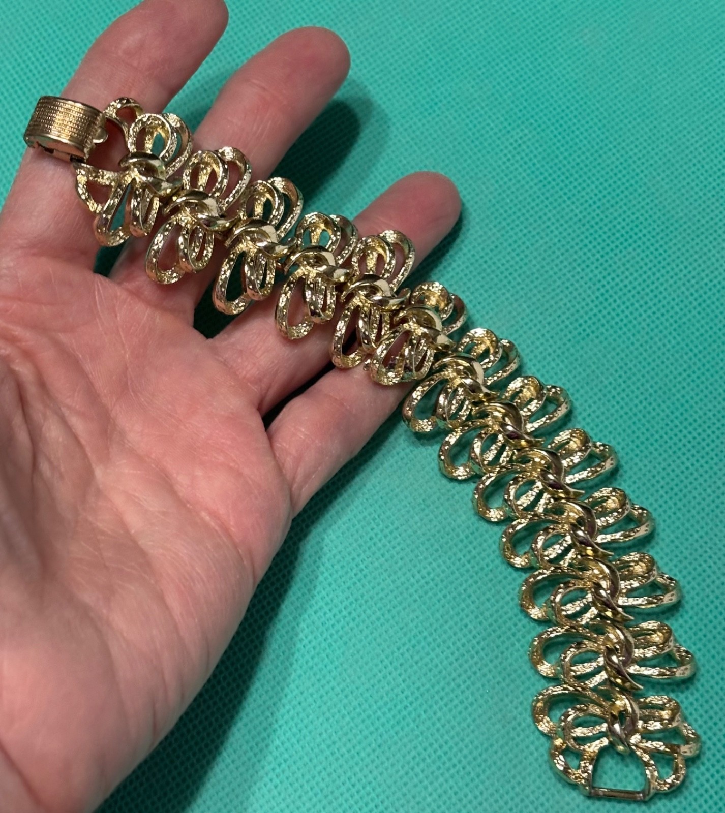 Coro Pegasus Bracelet Vtg Gold Tone Textured Bows Ribbons Design Approx 7 Inches