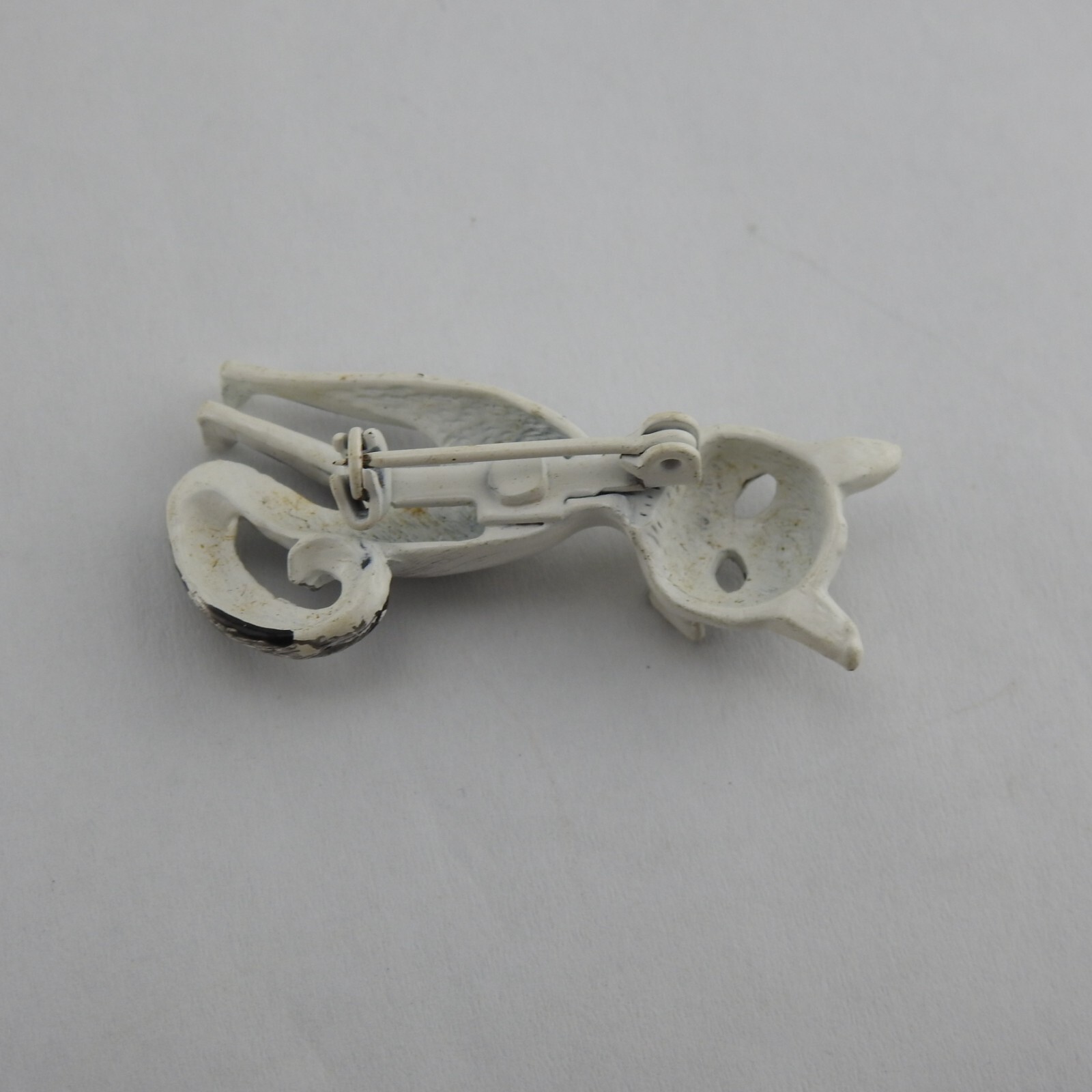 Vintage Cat Pin White & Black Painted Metal Un Marked 2″ Tall