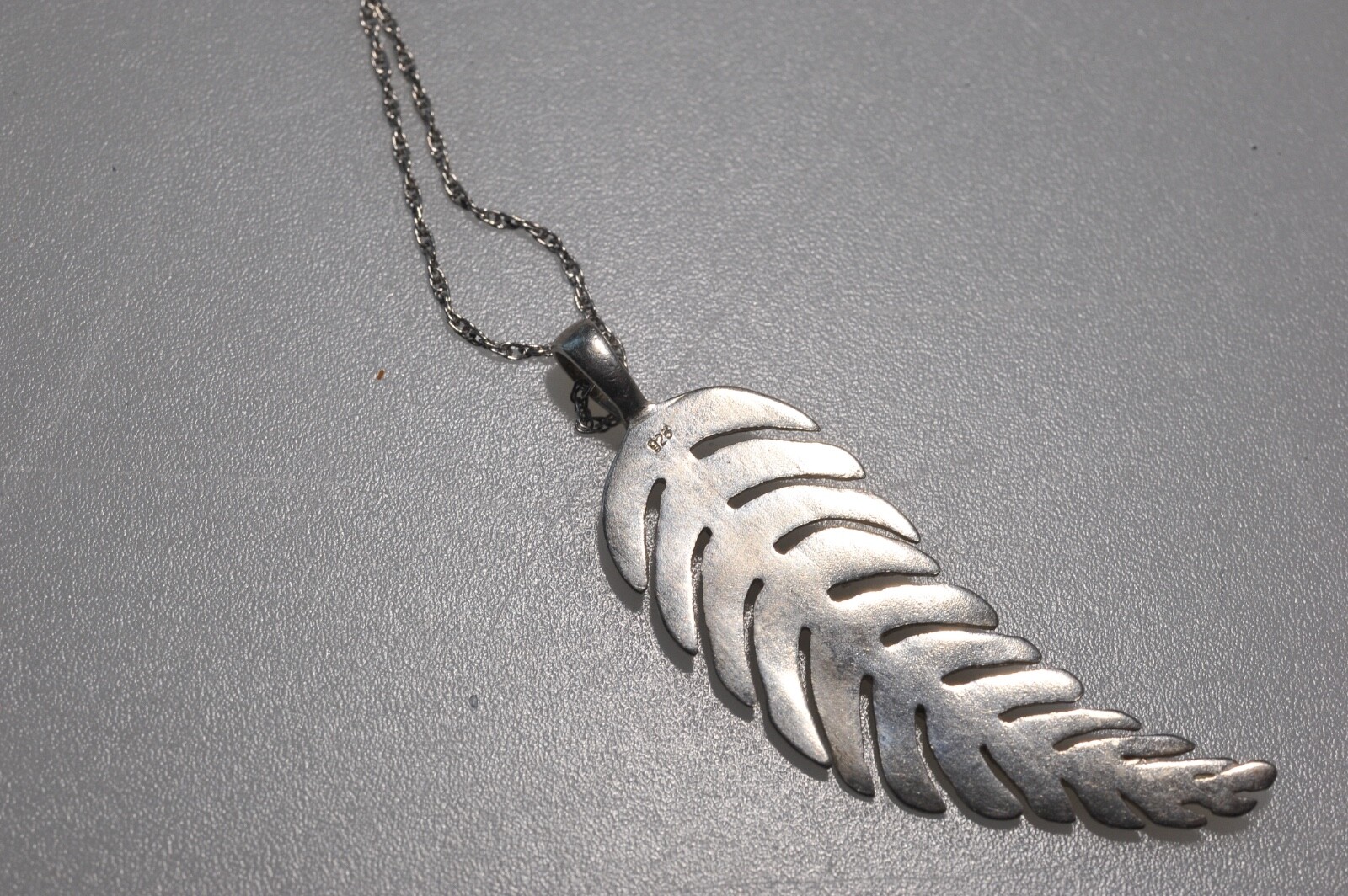 vtg 925 sterling Silver Feather Pendant necklace Curved sw style BEAUTIFUL LF9