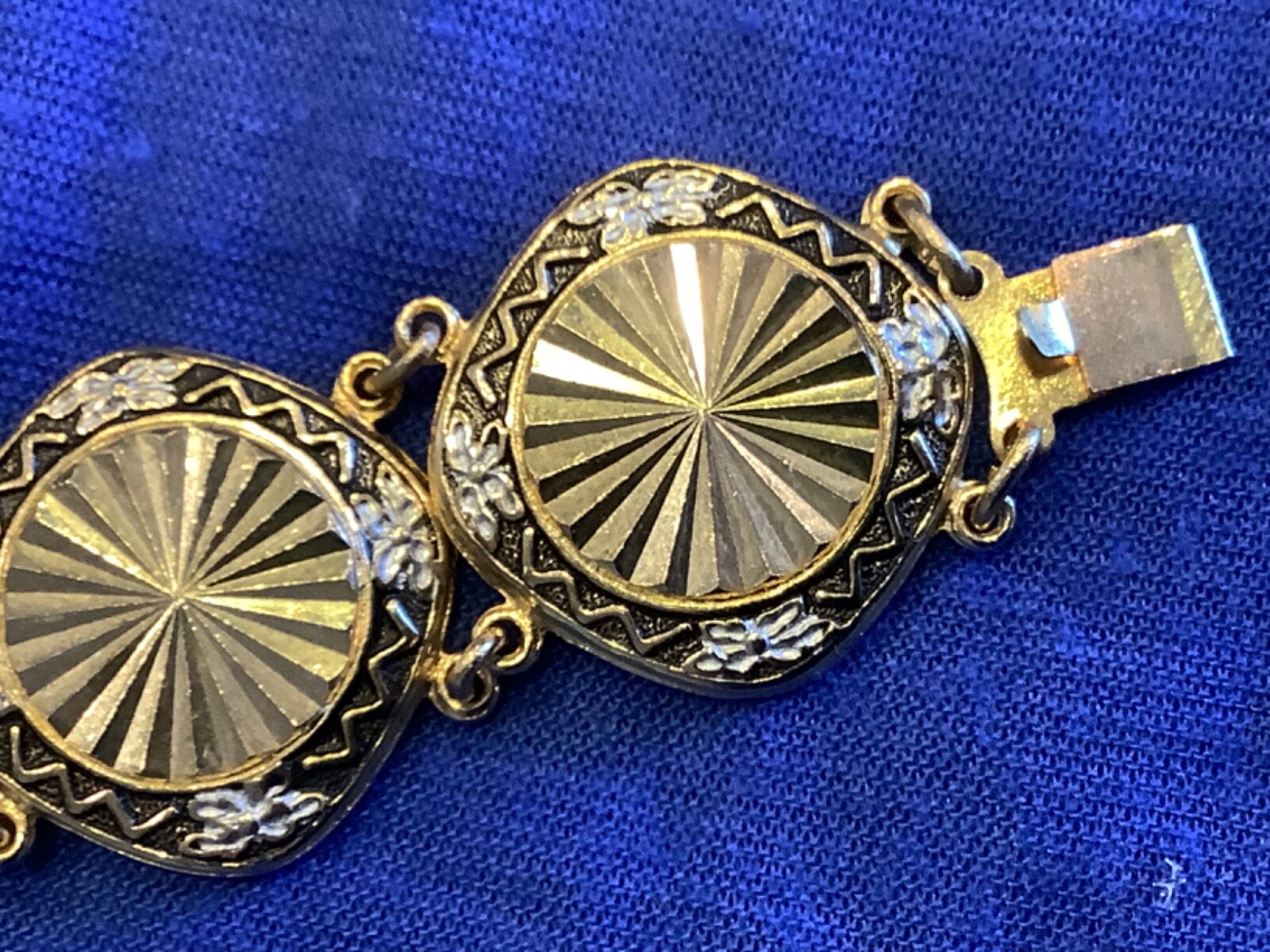 Vintage gold tone round coin chain link bracelet