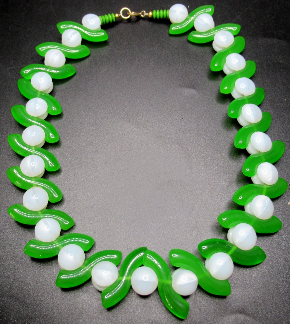 Amazing Green S Glass & White Mushroom Glass Bead Vintage Necklace