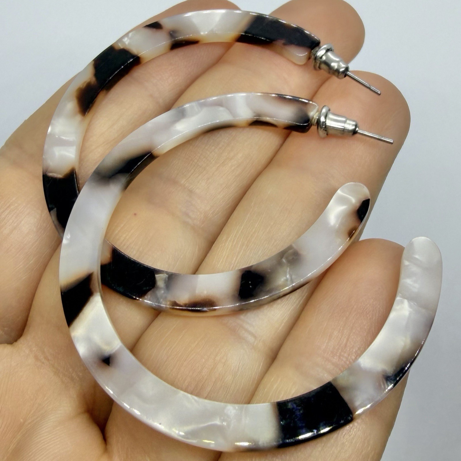 Vtg Brown White Large Resin Hoop Statement Earrings Round Post Mottled Marbled