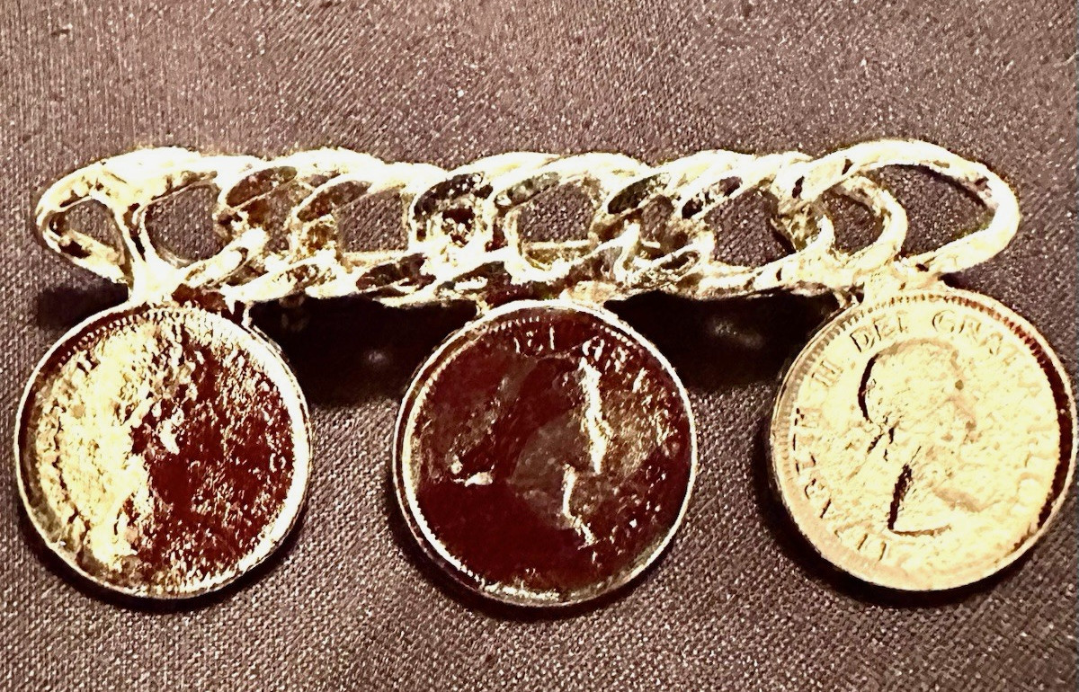 Vintage Gold Tone Faux Canada Coin Charm Brooch 1.6″ – Souvenir Collectible Pin