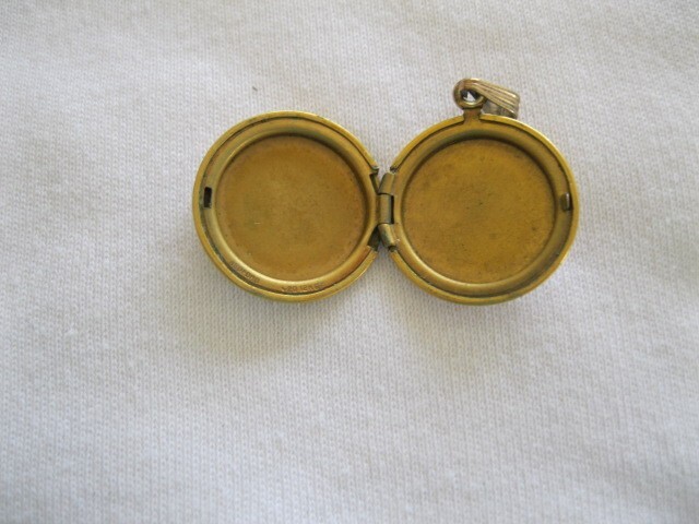 ANTIQUE BEDFORD GOLD FILLED LOCKET WITH HEARTS AND FLOWERS