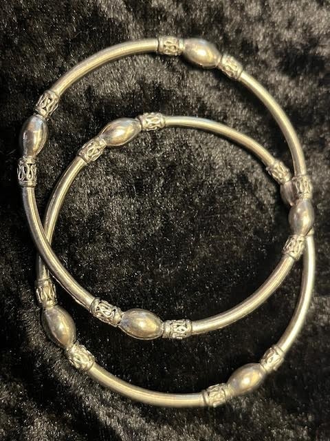 Lot of 4 Vintage Silver Tone Fashion Bracelets: 2 same and 2 different styles