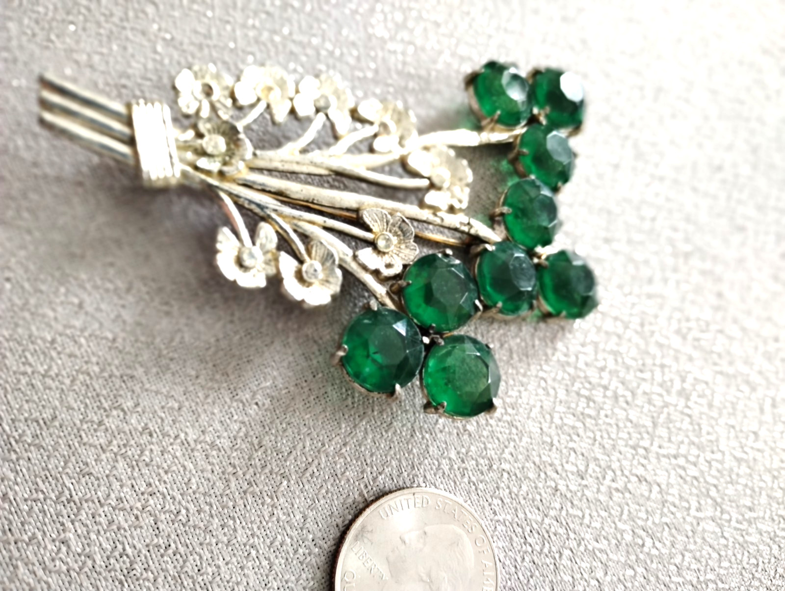 VTG LG GREEN GLASS FLORAL-BROOCH PIN SILVER TONE FITTINGS 1940-50’S LOVELY!