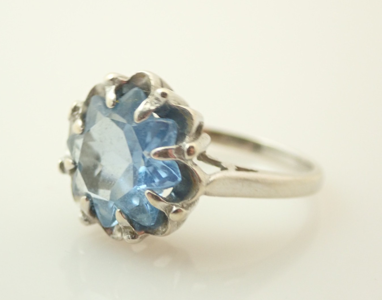 10k Solid White Gold Fancy Cut Star Starburst Blue Topaz Estate Band Ring 5.25