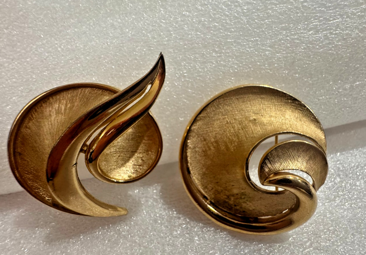 Lot 2 Crown Trifari Brushed Gold Tone Brooch Brooches Swirl Ribbon Modernist Vtg