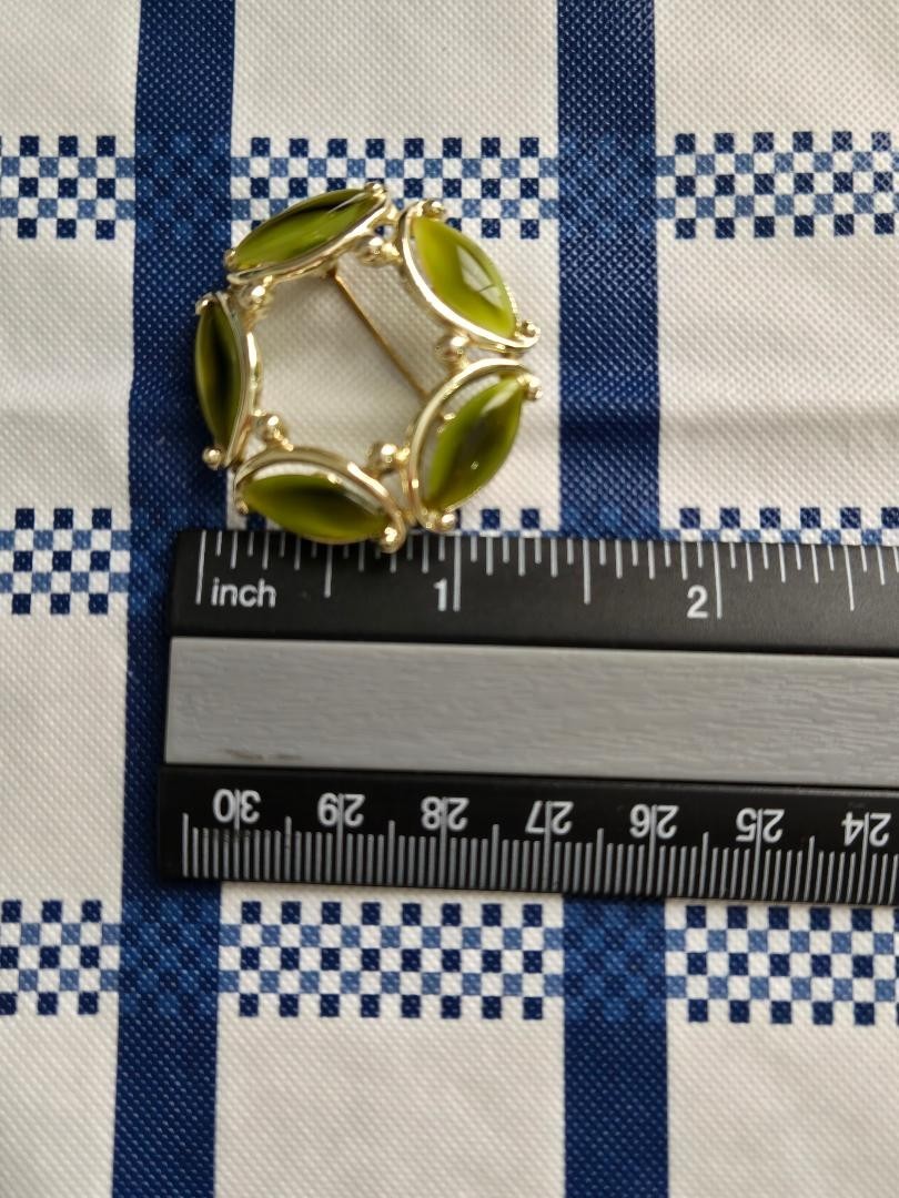 Vintage 1950’s Retro Emmons Gold Tone Green Cabochon Circle Wreath Brooch /Pin
