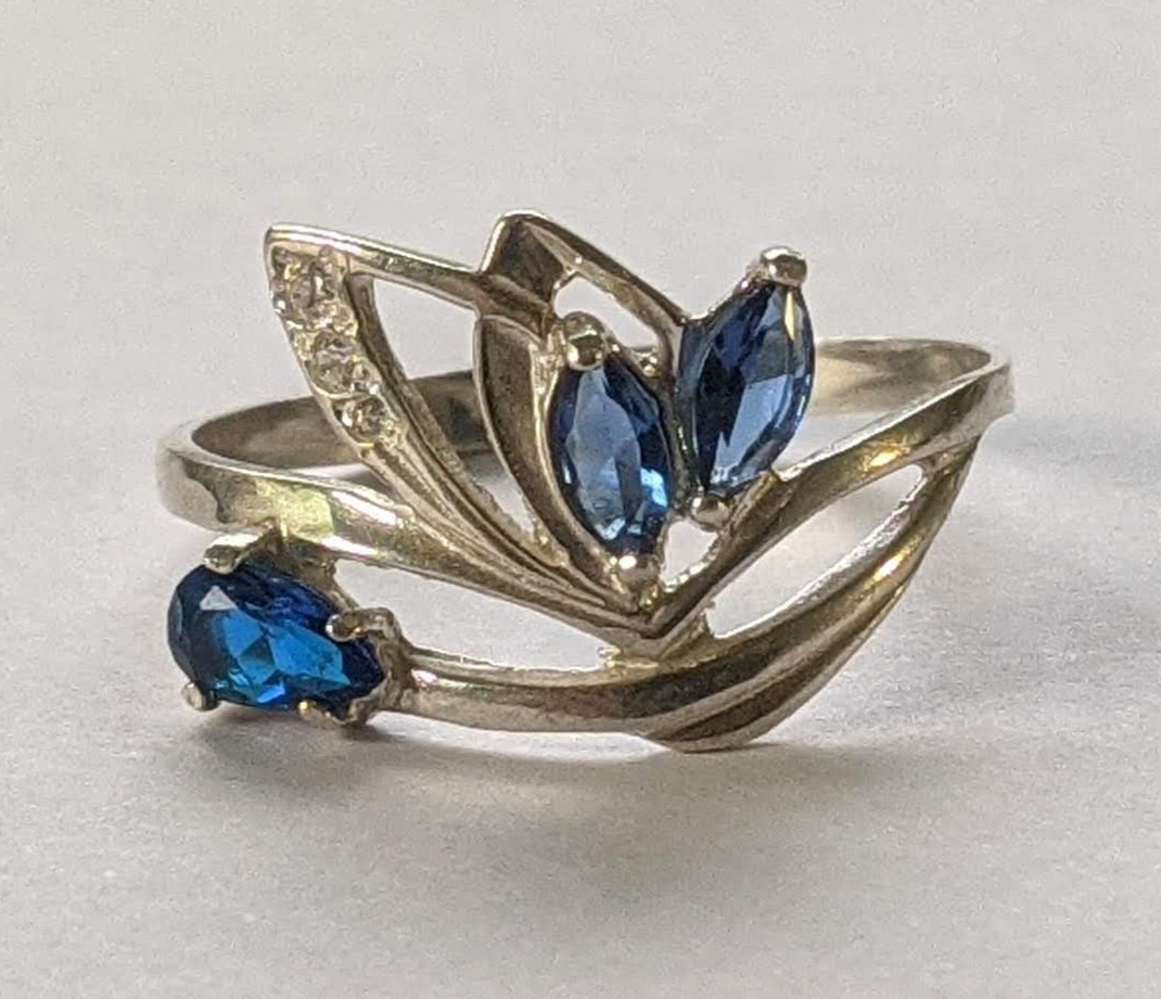 Vintage ring sterling silver 925 Size 8 Weight 1.53 g. Blue stones.